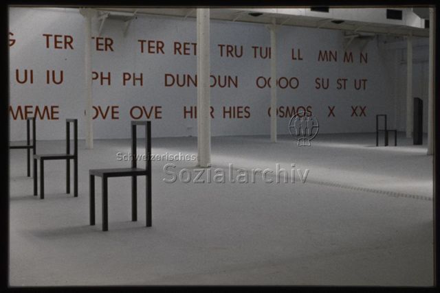Ausstellungsansicht, Kay Rosen (Wand), Willem Cole (Stühle)