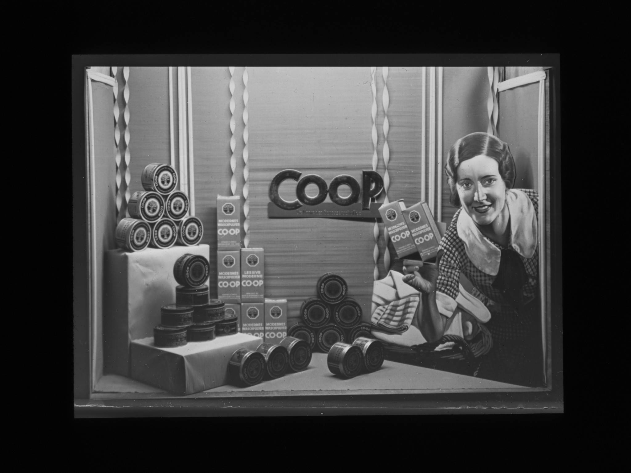 Dia: COOP/LVZ-Filiale, im Schaufenster Waschmittel.