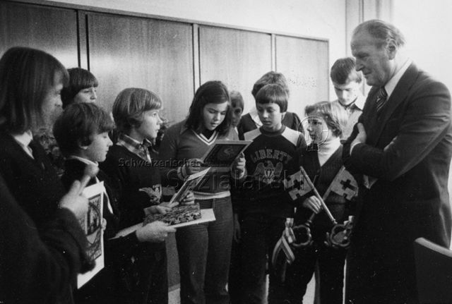 "Besuch Willi Ritschard" - Der Bundesrat wird von den Kindern begrüsst; 1978