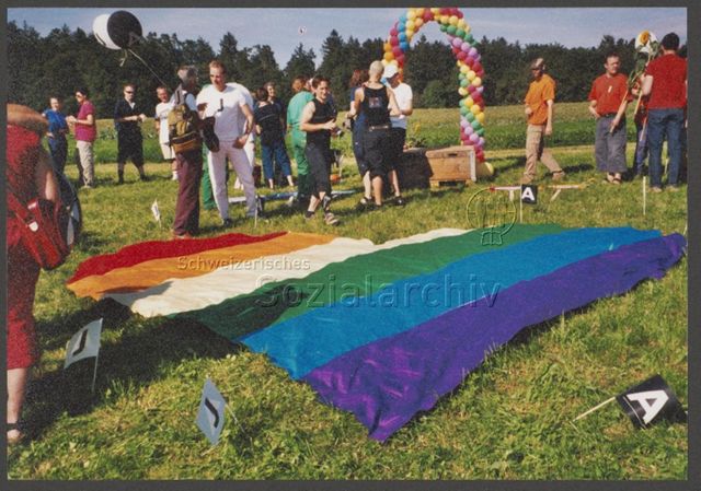 Aktion der HAZ: "Rainbow-Wolke of Love" im Vorfeld der kantonalen Abstimmung zum Partnerschaftsgesetz (08.09.2002) – Regenbogenherz<br><br>