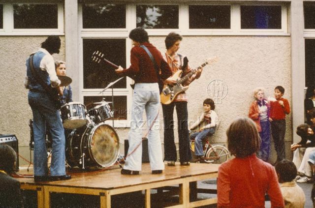 "Aktion Culmannstrasse ZH" - Band beim Musikmachen, Konzert, Gitarren, Schlagzeug; 1977