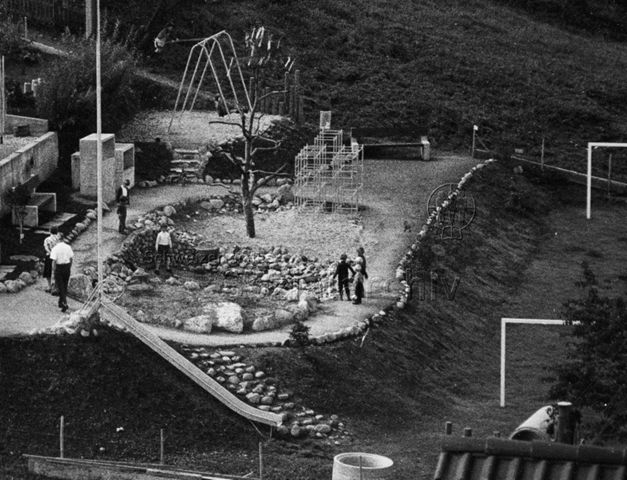 "Kinderspielplatz 'Obere Platten', Lichtensteig" - Ansicht der Anlage, Schaukel, Rutschbahn, Klettergerüst, Fussballplatz; 1969