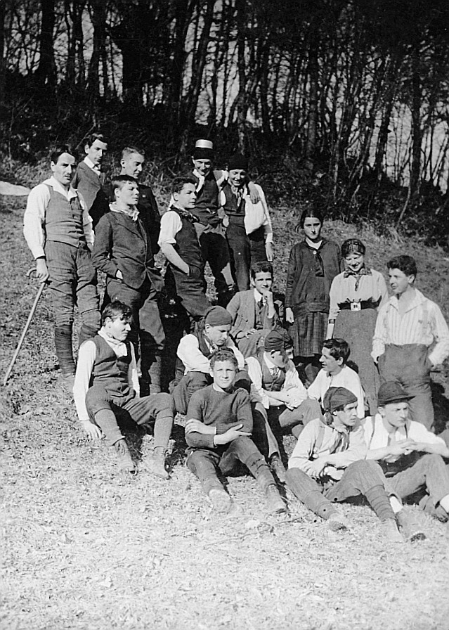 Wandervogelfahrt der Ortsgruppe Schaffhausen: Gruppenporträt der Wandervögel auf der Wiese (1914)