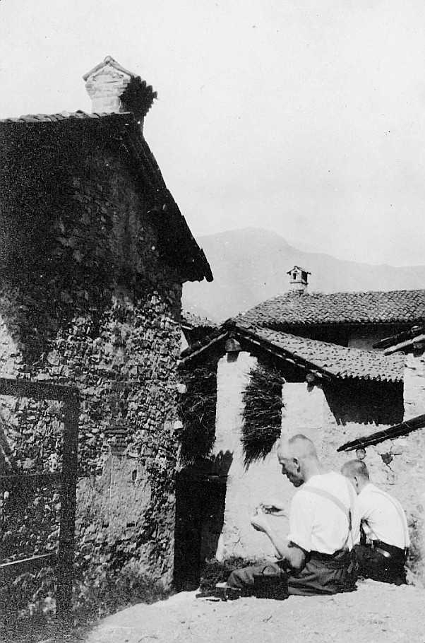 Zwei Wandervögel sitzen bei den Häusern in Aranno (17. September 1919)
