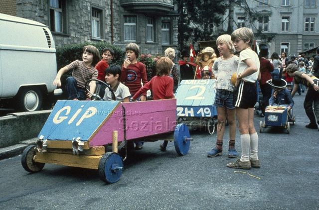 "Freizeitzentrum-Werkstatt" - Kinder bei einem Seifenkistenrennen; um 1970
