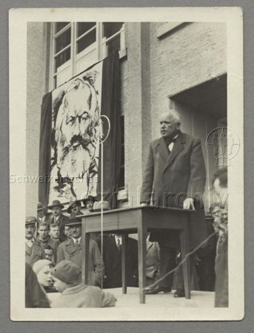 1. Mai, Redner Robert Grimm mit Mikrofon, Karl-Marx-Fahne, Sihlhölzli-Turnhalle, Zürich, um 1934