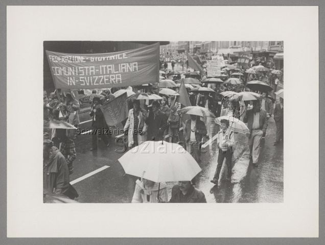 1. Mai, Umzug, Transparent "Federazione giovanile comunista italiana in Svizzera", Fahne "PCI SEZ. Regensdorf", Uraniastrasse, Zürich, 1978