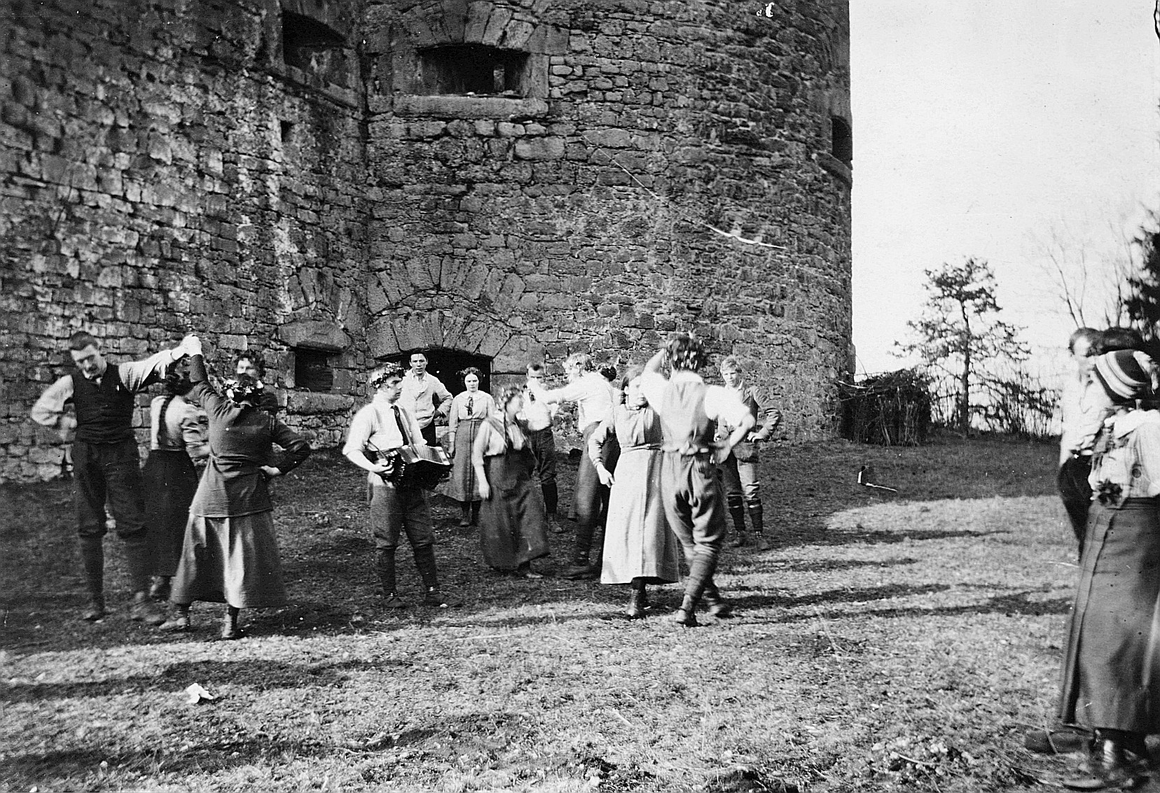 Zusammenkunft auf der Küssaburg: Tanzende Wandervögel vor der Burg (1914)