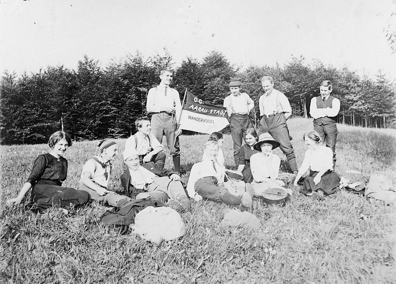 Wandervögel der Ortsgruppe Aarau-Stadt - Sing- und Spieltour nach Schenkenberg - Rast auf der Wiese (1913)