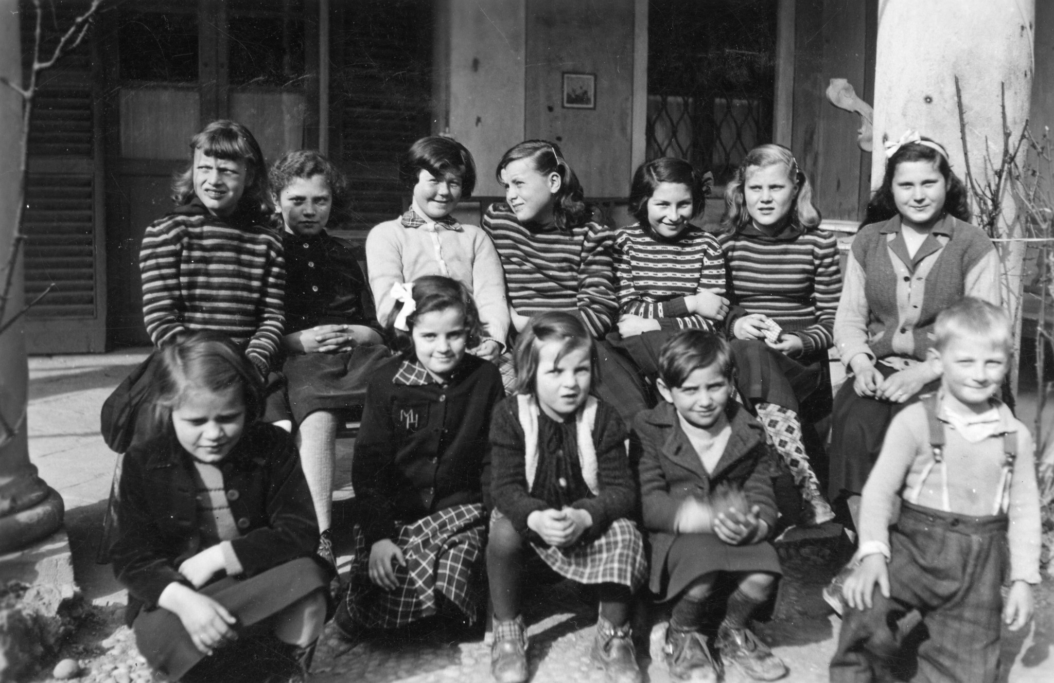Tschechische Kinder in Brusata, Dezember 1951 bis März 1952; eine Gruppe von Heimkindern posierend, vermutlich im Garten des Heimes