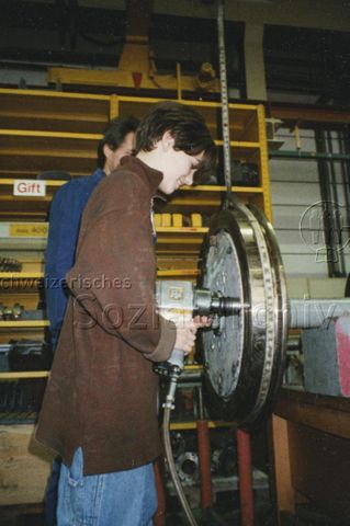 "Kinder besuchen Ihre Eltern am Arbeitsplatz" - VBZ-Zentral-Werkstatt, Knabe beim Ausprobieren eines Werkzeugs; 1996