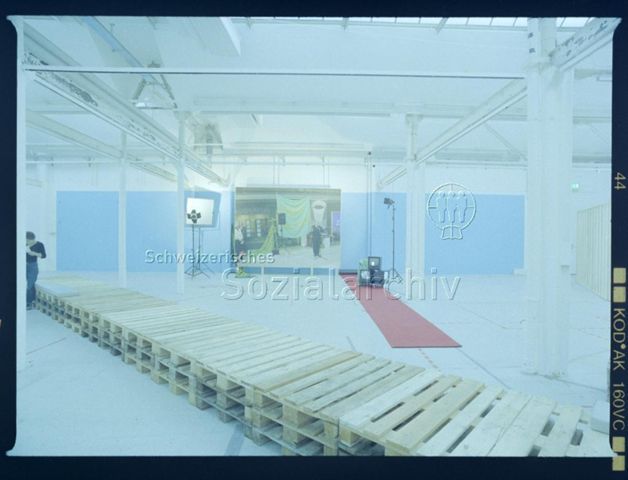 Ausstellungsansicht mit Installation RELAX, chiarenza und hauser