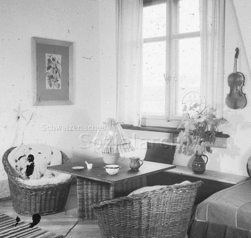 "Heimgestaltung" - Wohnzimmer, Sitzgelegenheiten, Kaffeetischchen, Geige; um 1965