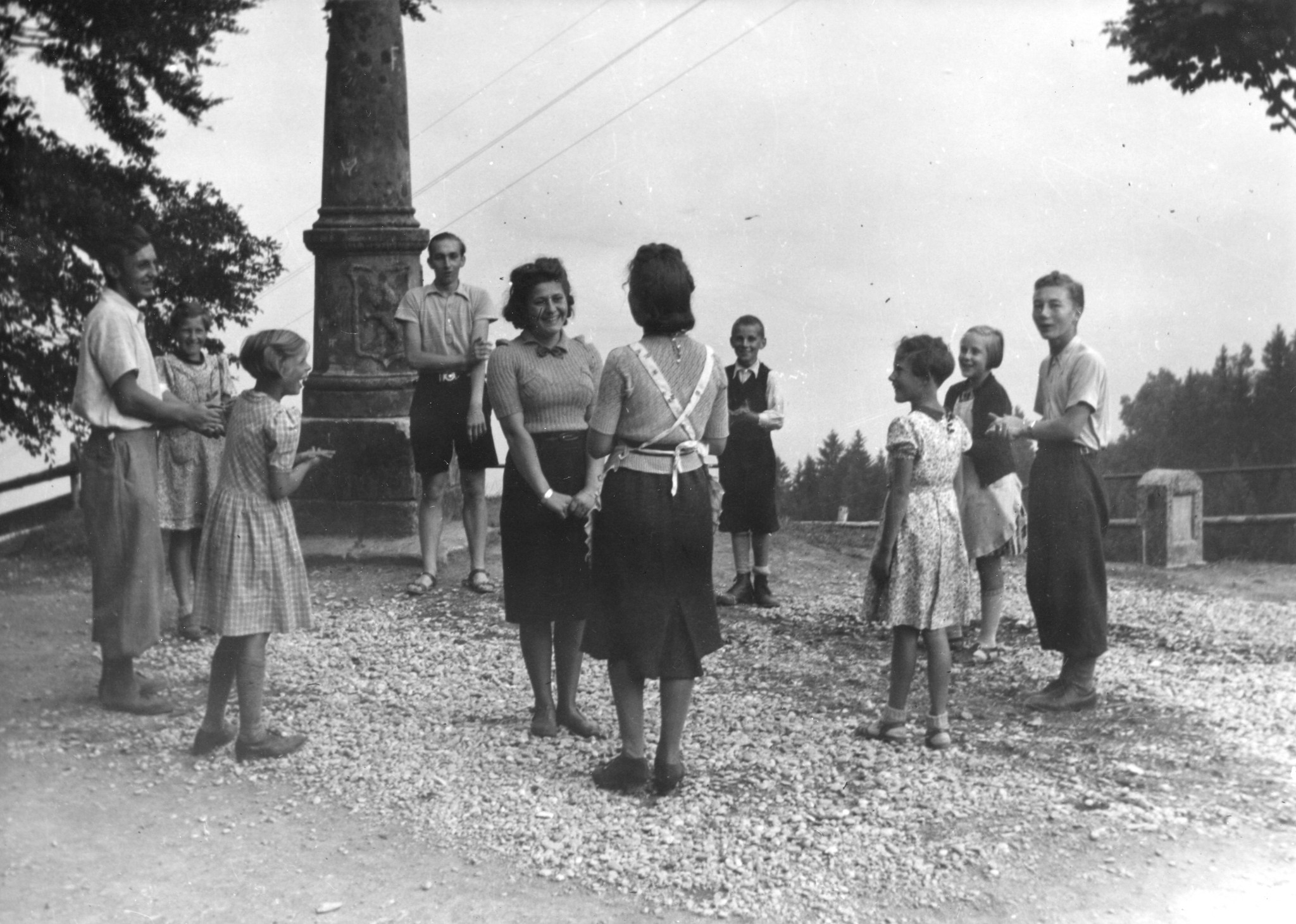 "Der beliebte Volkstanz - In einem SAH-Lager (Schweizerisches Arbeiterhilfswerk) in der Landmark", Kinder (möglicherweise sog. Steyrerkinder) im Lagerhaus 'Landmark' in Trogen, vermutlich um 1950