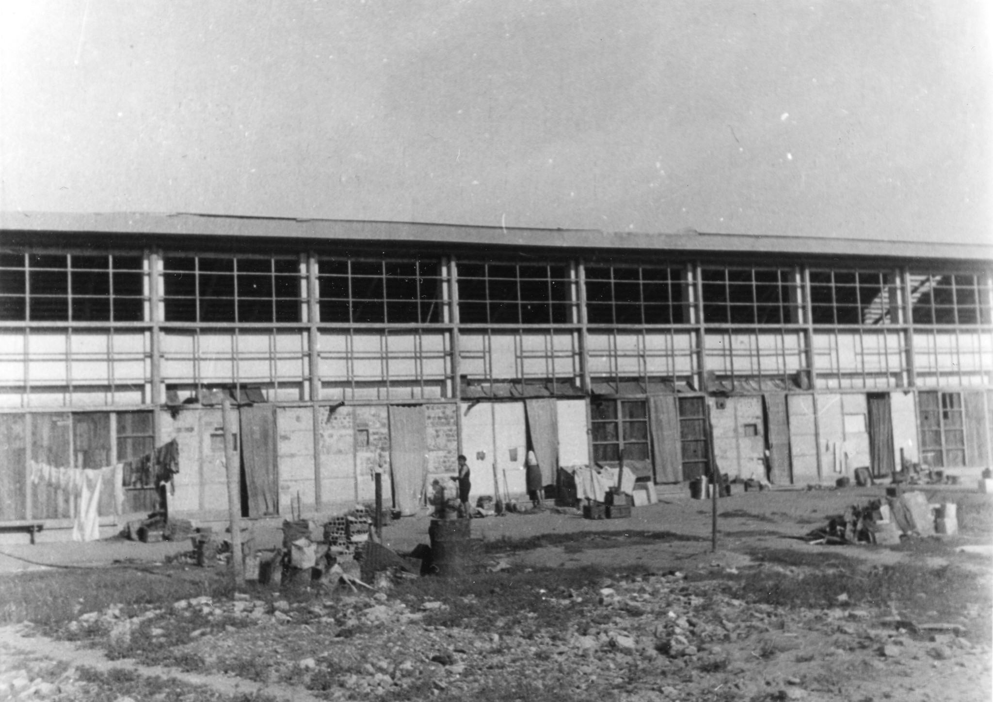 "Torino, Sommer 1946"; Familien hausen in heruntergekommenen Häusern