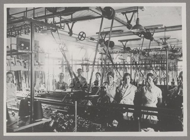Junge Strickerinnen und ein Sticker in einer Fabrik (möglicherweise Saraco-F.) mit Stickmaschinen, 1934