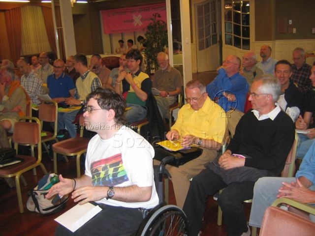 Generalversammlung des Pink Cross (22.04.2006, Yverdon-les-Bains) – Vereinsmitglieder, Ernst Ostertag mit gelbem Hemd in der zweiten Reihe, im Hintergrund: "L'amour: un droit humain – Pink Cross"