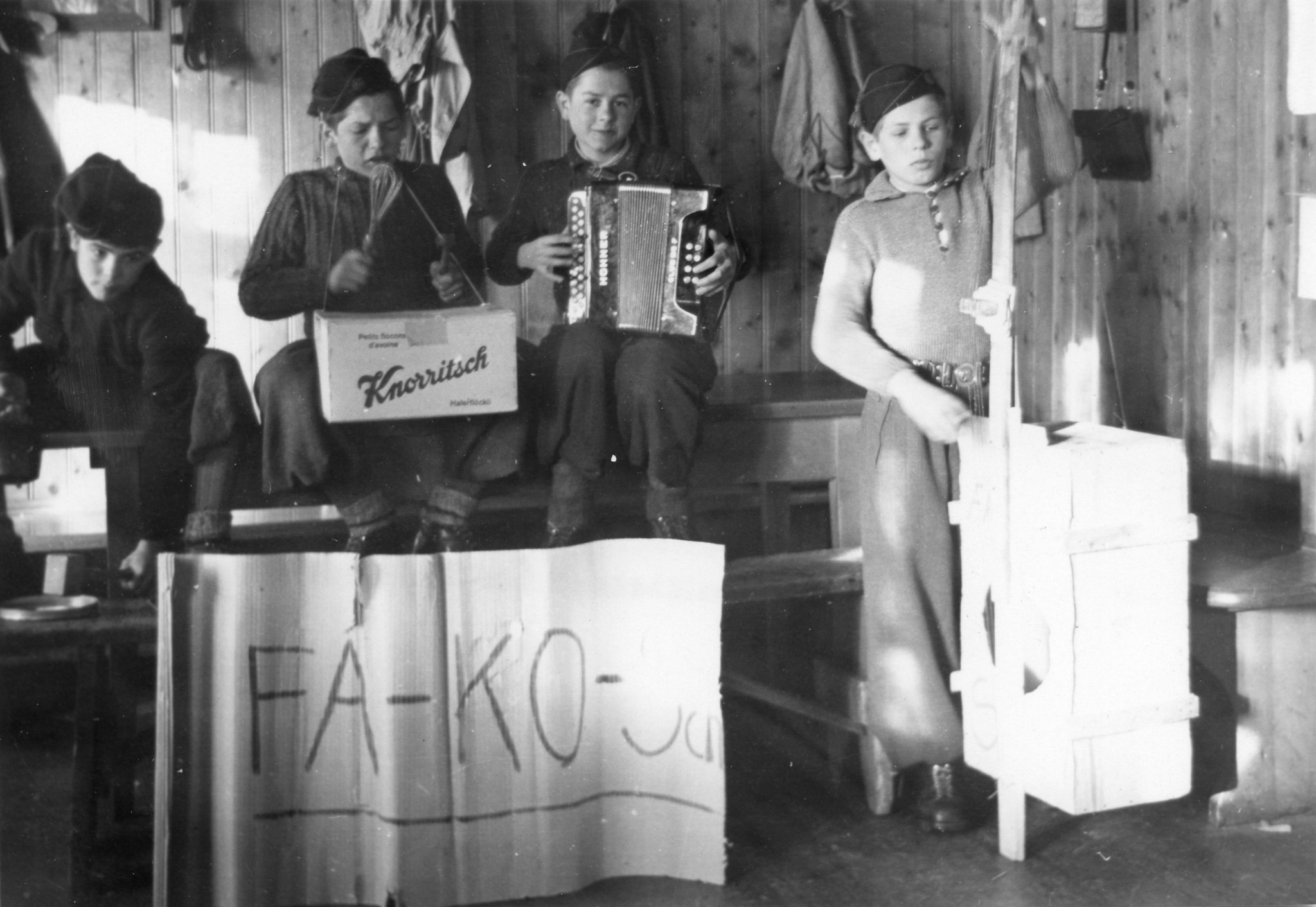 "Hamburg 1946"; Kinder machen mit selbstgebastelten Instrumenten Musik