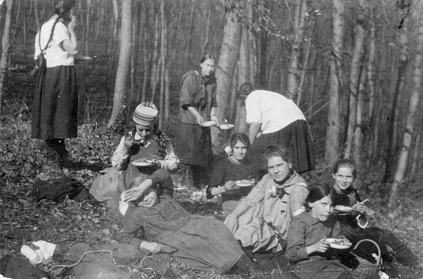 Mädchen der Wandervogel-Ortsgruppe Basel im Wald (1921)