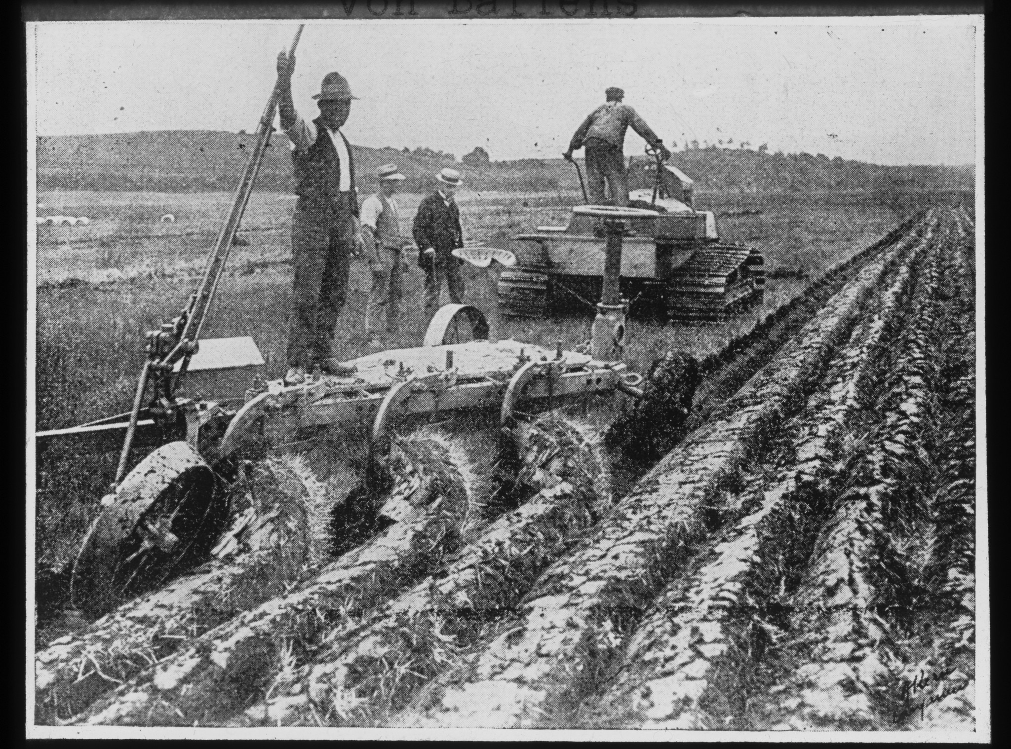 Dia: Bauern mit Traktor im Moorgebiet von Ballens S.G.G. (Schweizerische Genossenschaft für Gemüsebau).