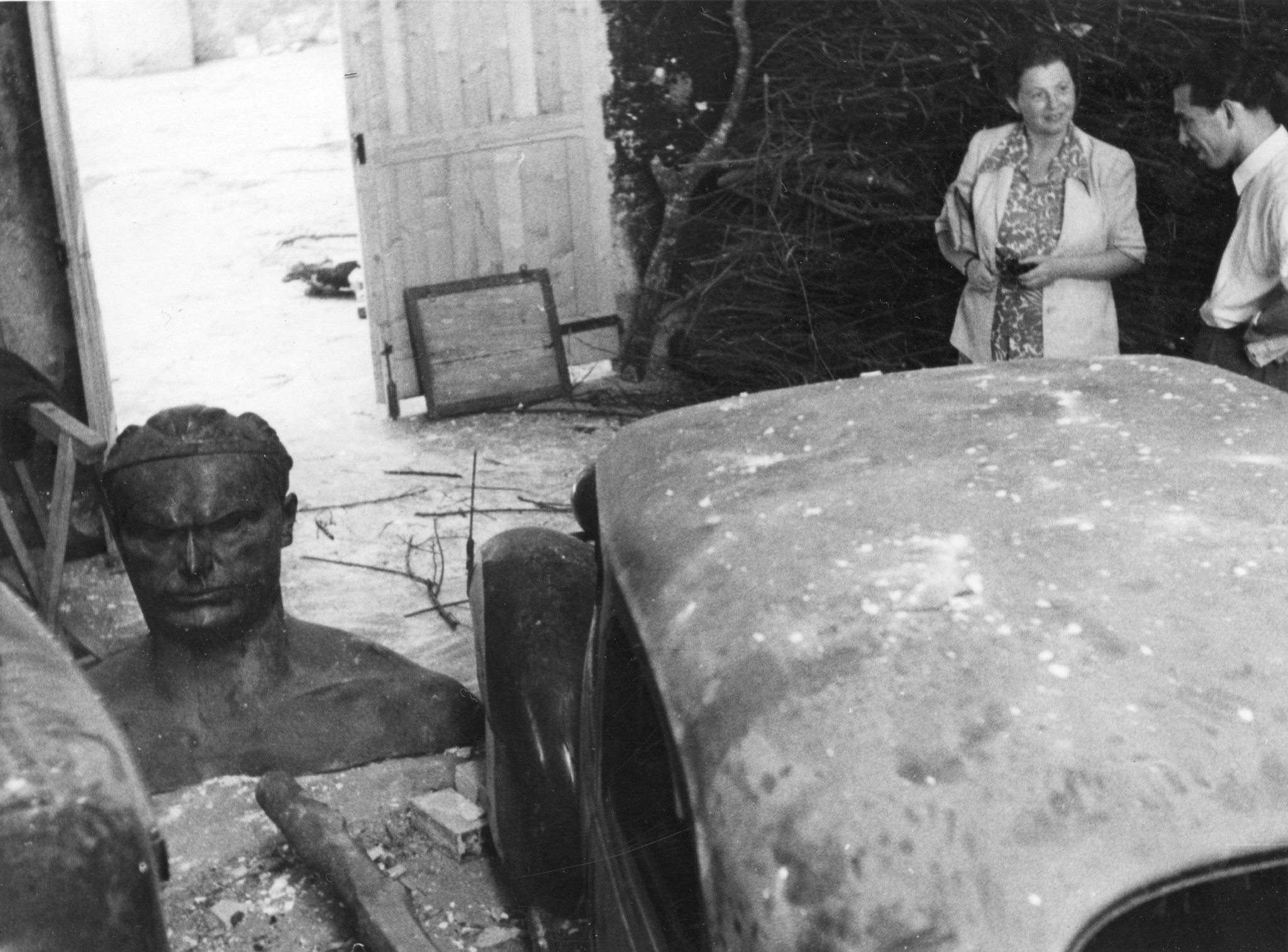 "Ein verwüsteter Raum im ehemaligen Haus der Squadristi. Genossin Gabriella und ein Journalist des Avanti"