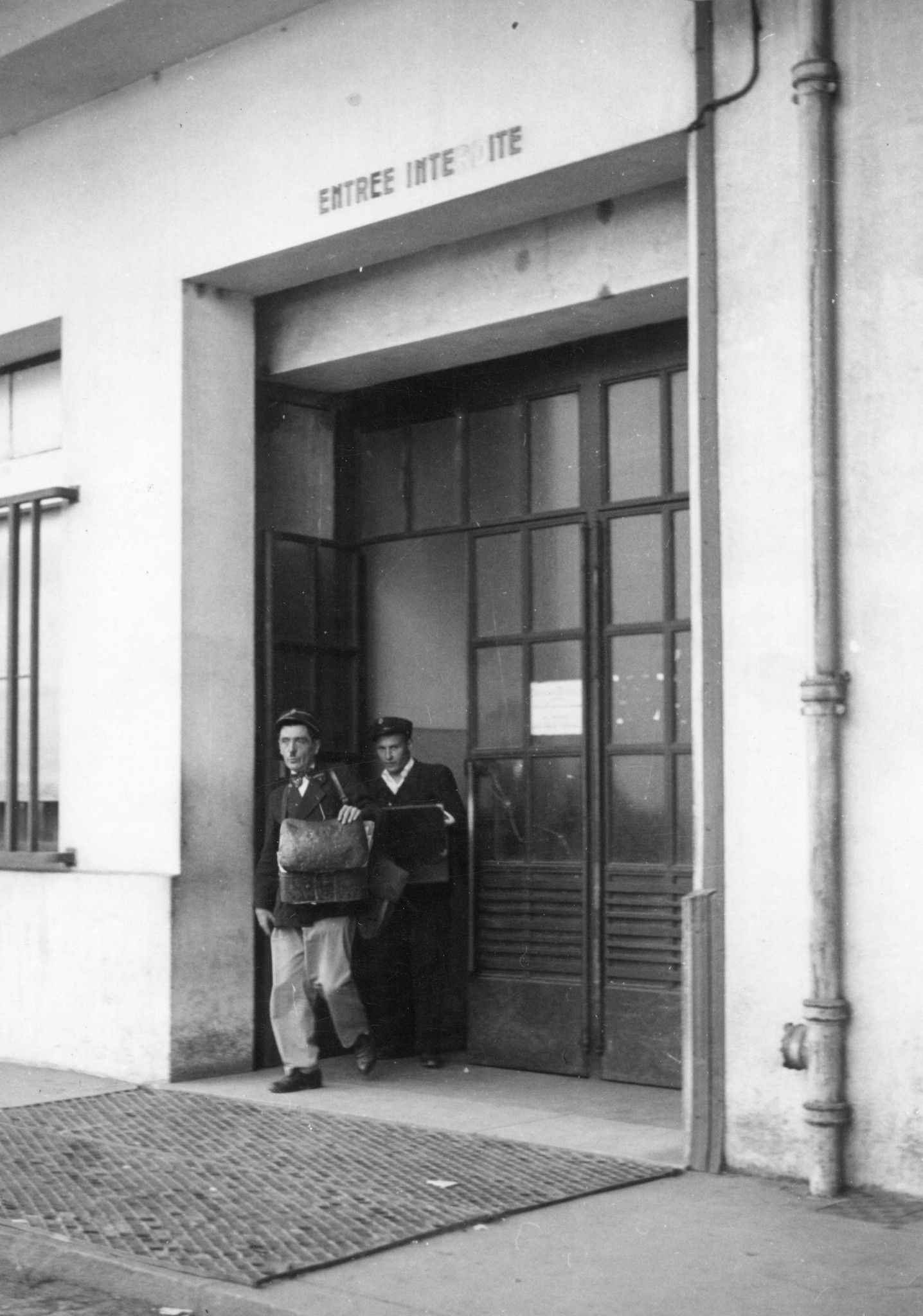 "Lyon 1945. Die Briefträger gehen zur Verteilung."