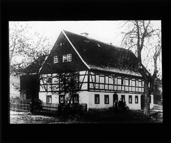 Diaserie zum Thema Tuberkulose im Kindesalter; Kinderheim; Haus im Grünen; vor Eingangstür stehen Menschen; Deutsches Hygiene-Museum; um 1930