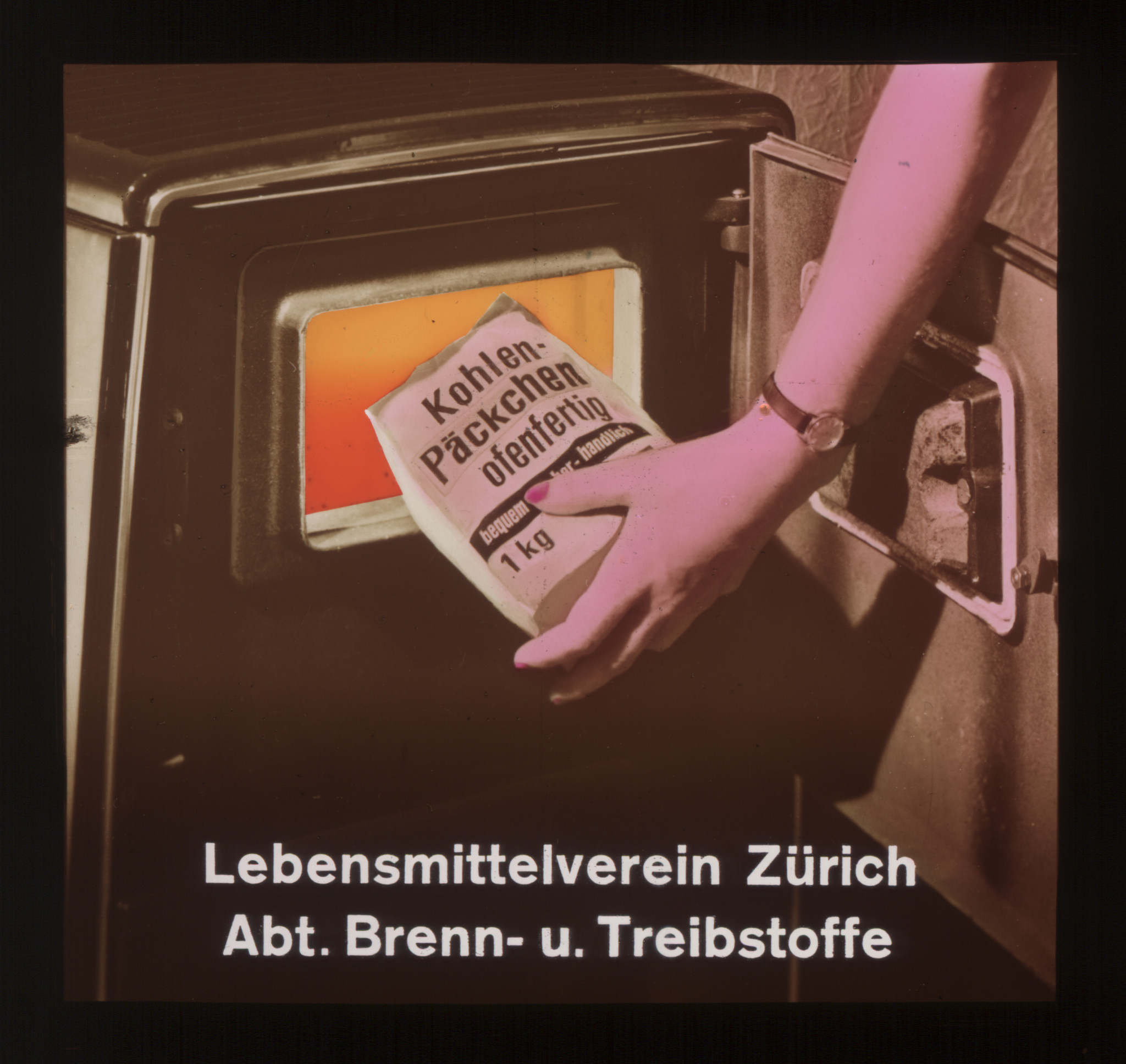 Frau beim Befeuern eines Ofens: Aufschrift auf Pack: "Kohlen-Päckchen ofenfertig"; Titel "Lebensmittelverein Zürich Abt. Brenn- und Treibstoffe"