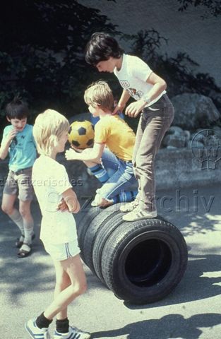 "Spielbus" - Kinder beim Spielen mit alten Autoreifen; um 1975