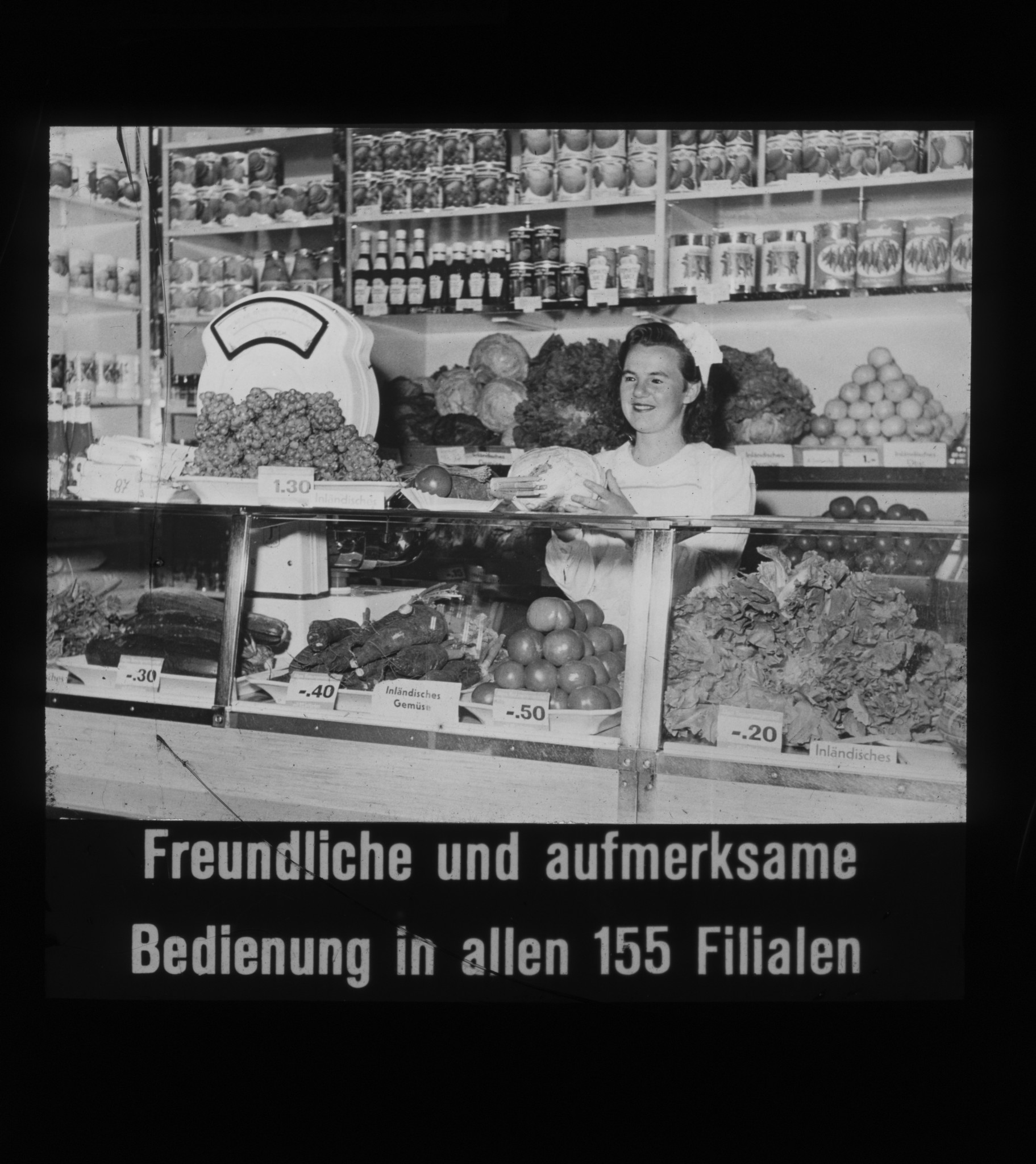 Dia: Innenansicht einer COOP/LVZ-Filiale, Verkäuferin und Text: "Freundliche und aufmerksame Bedienung in allen 155 Filialen".