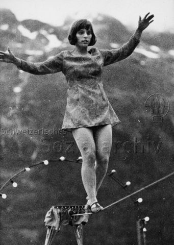 Zirkus, ein Mädchen tanzt über Seil; um 1970