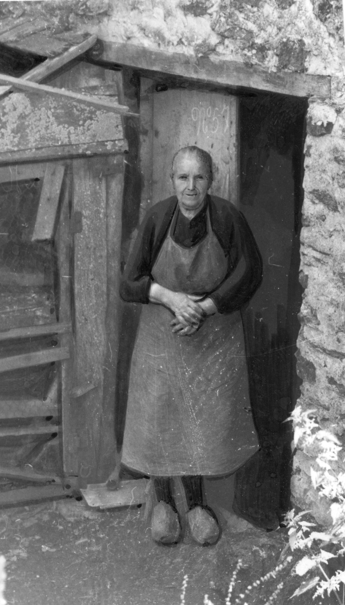 Eine Frau steht in ihrem Hauseingang
