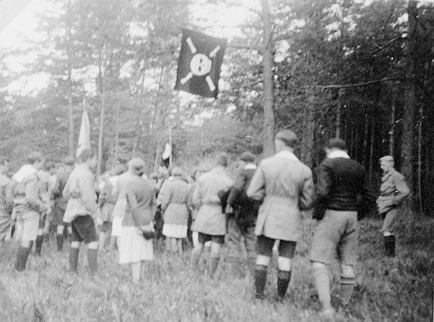Wandervogel-Landsgemeinde in Kimenhof bei Embrach - Versammelte Wandervögel im Wald - Flagge mit dem Piratensymbol (Pfingsten 1929)