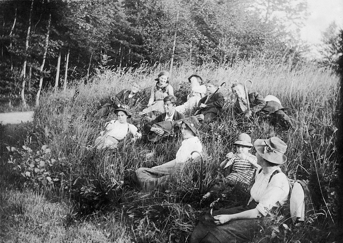 Wandervögel Kränzchen Egelsee Rastende Wandervögel sitzen in einem Feld (1912)