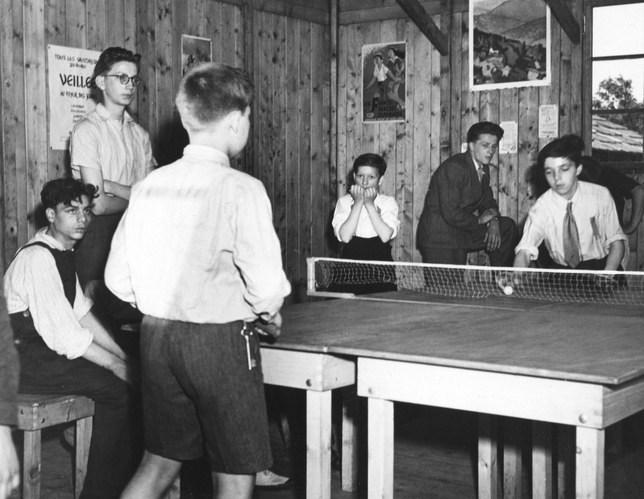 "Foyer des jeunes. Inauguration 11. Mai 1947"; Einweihung, Knaben spielen Tischtennis