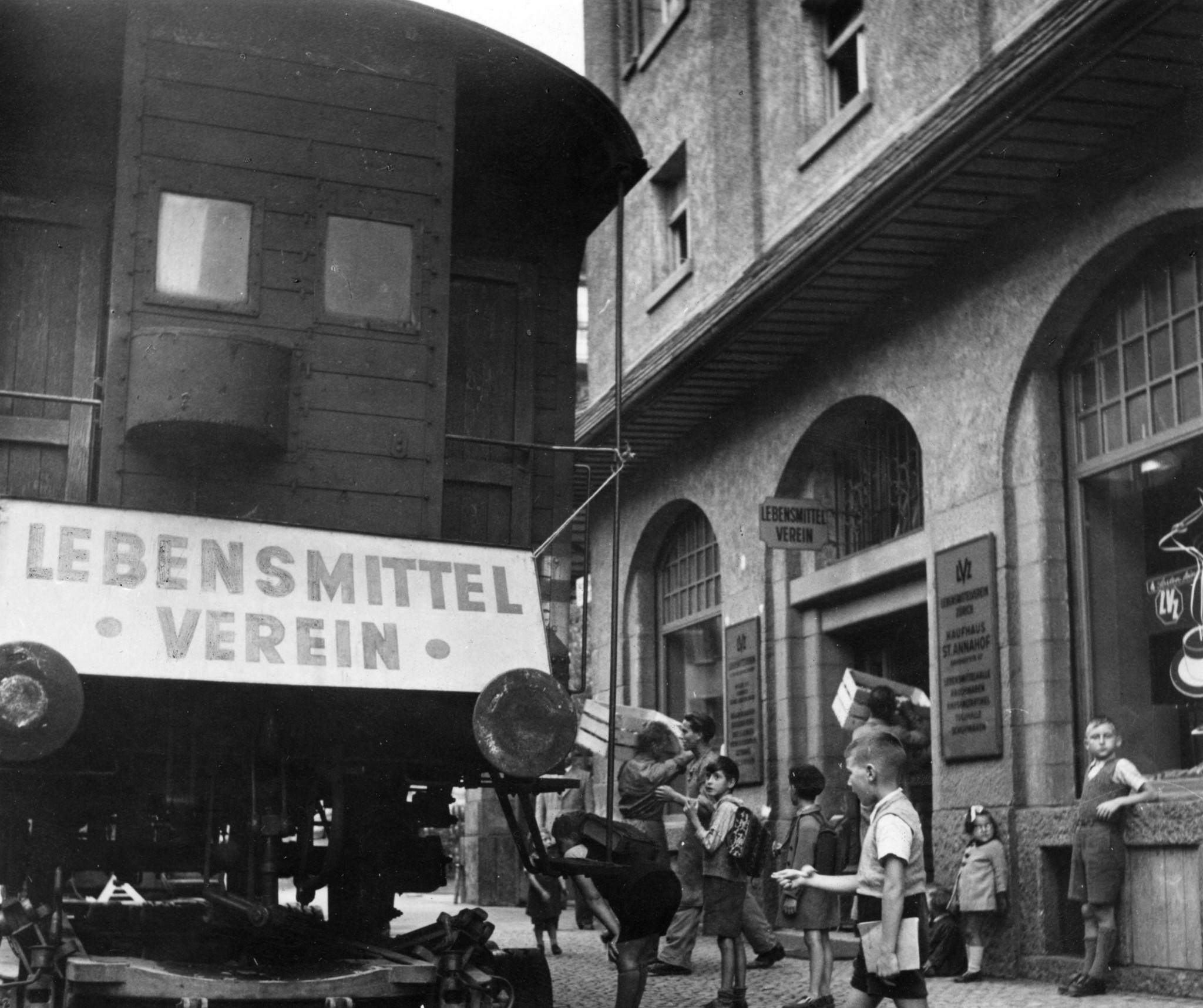 Lebensmittelverkauf des Lebensmittelverein Zürich LVZ ab Tram in Zürich: Kinder als Zuschauer einer Filialanlieferung per Tram