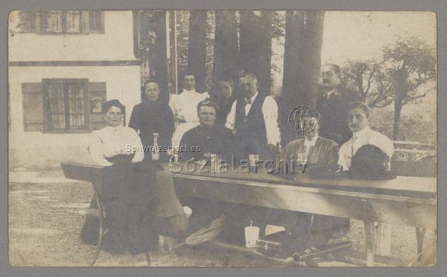 Gruppenfoto in Gartenwirtschaft, um 1910
