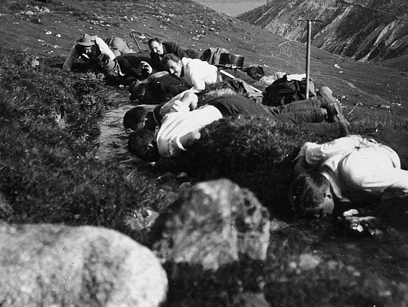 An der Tränke - Wandervögel trinken aus einem kleinen Bach in den Bergen (Sommer 1913)