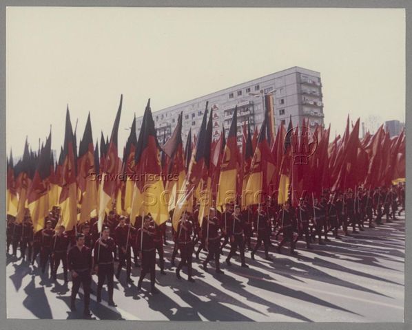 Parade, Fahnenträger, Ostberlin (DDR), Mai 1975