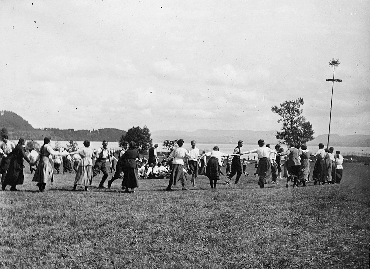 Wandervögel bilden einen Kreis auf der Wiese (vermutlich für einen Tanz) an der Wandervogel-Landsgemeinde bei Buonas am Zugersee - M