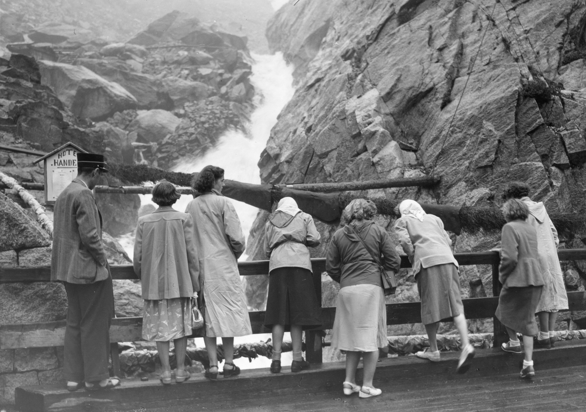 Junge Frauen bestaunen eine Schlucht des Rheins