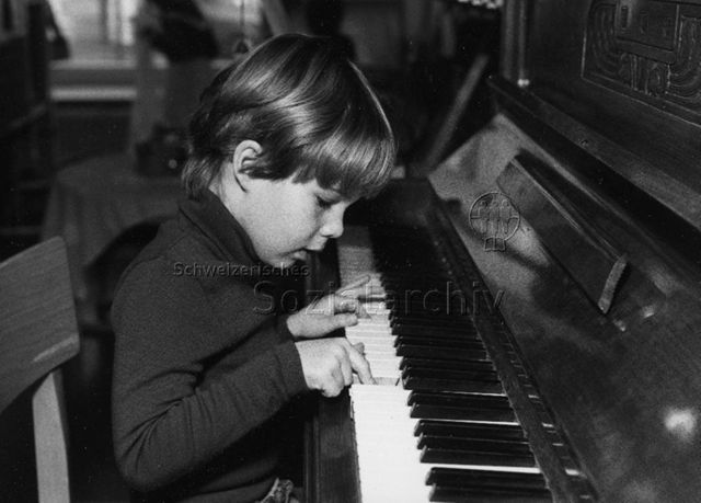 Musizieren - Junge spielt Klavier; um 1985