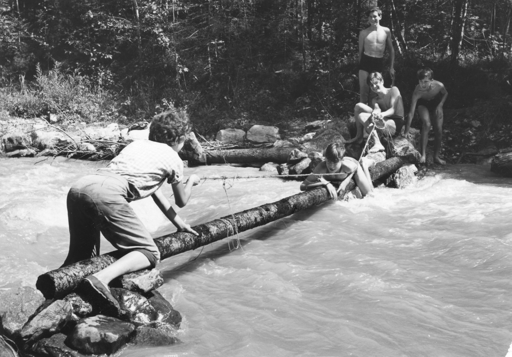 SAH Kinderlager im Sommer 1952 in Kienthal - Knaben machen Spiele am Fluss