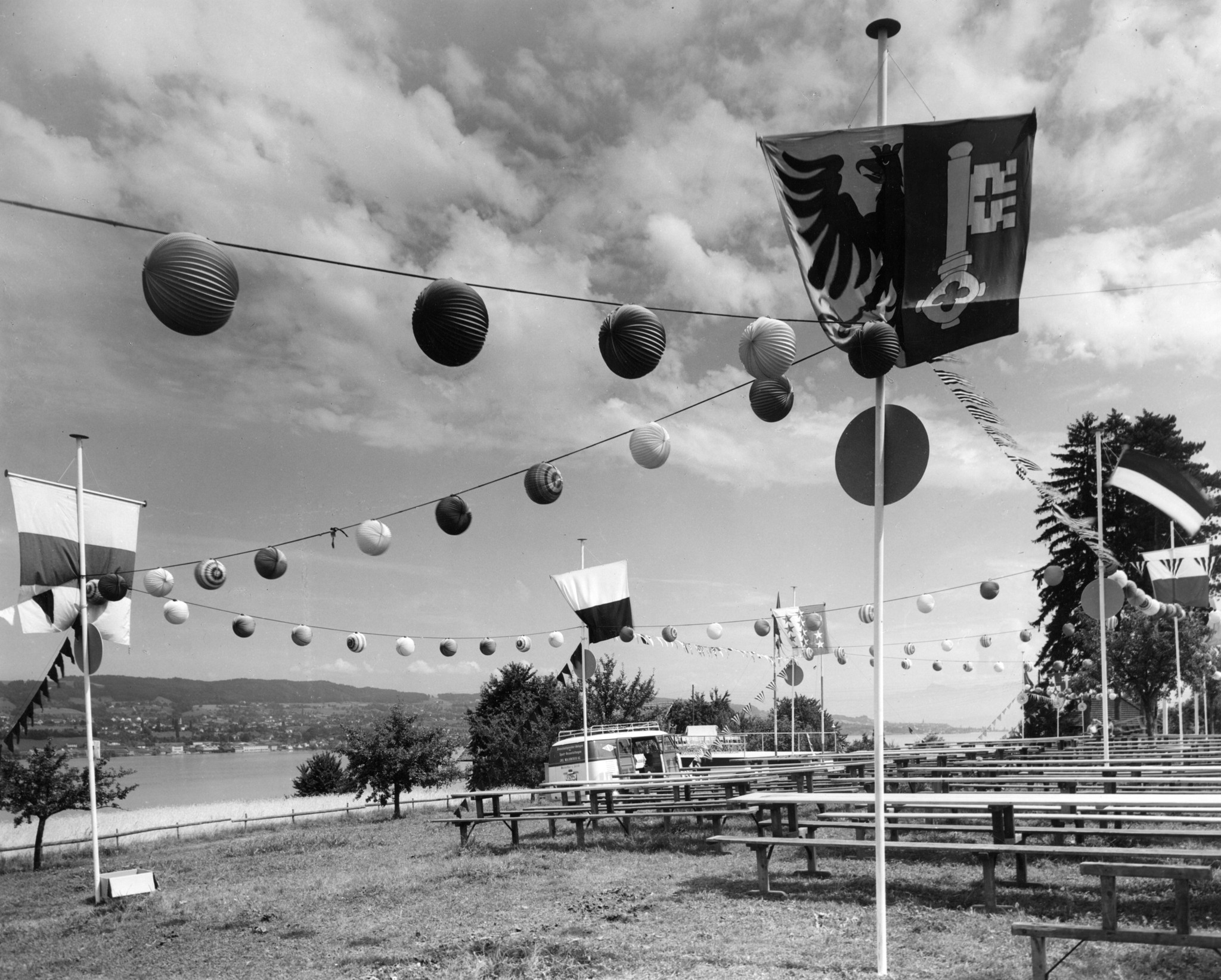 Jubiläum 75 Jahre Lebensmittelverein Zürich 1953: Festwirtschaft im Freien mit Ballonen und Genfer Flagge