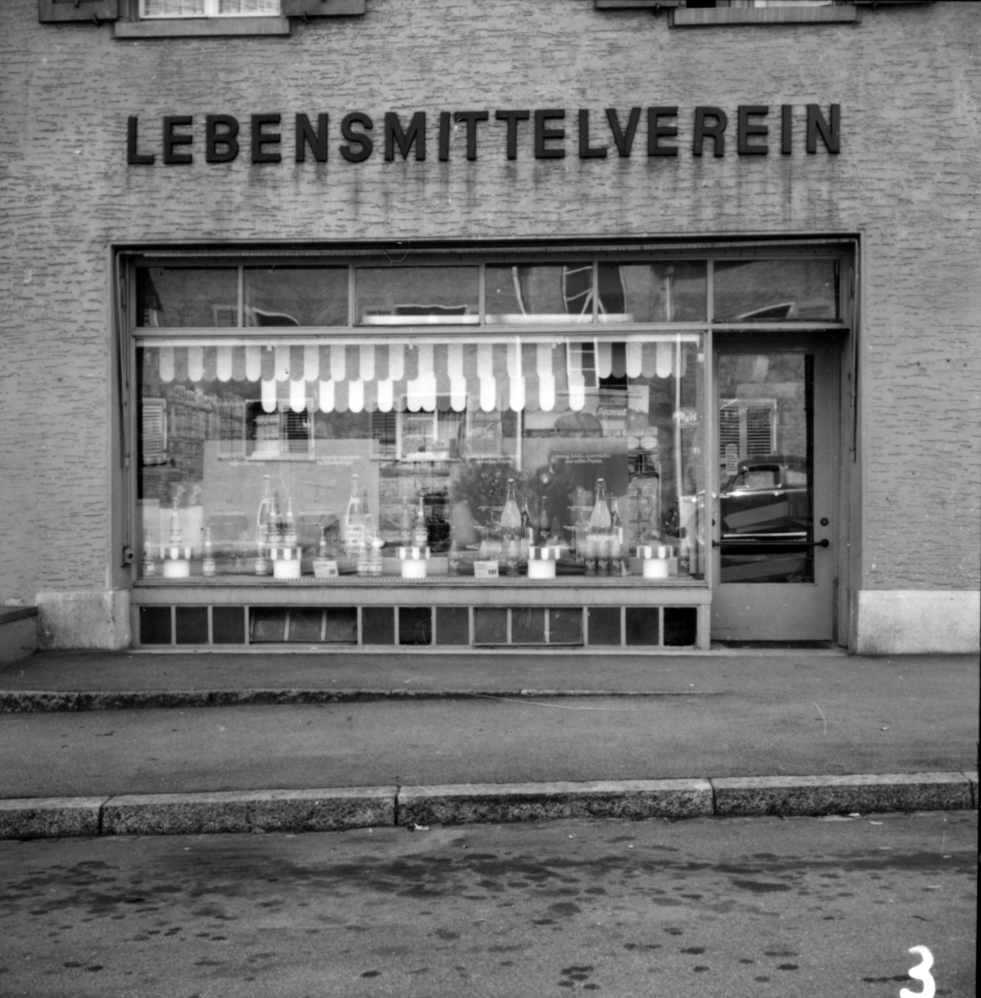 Laden des Lebensmittelvereins Zürich in Küsnacht (Dorfstrasse 18 oder Seestrasse 183): Aussenansicht
