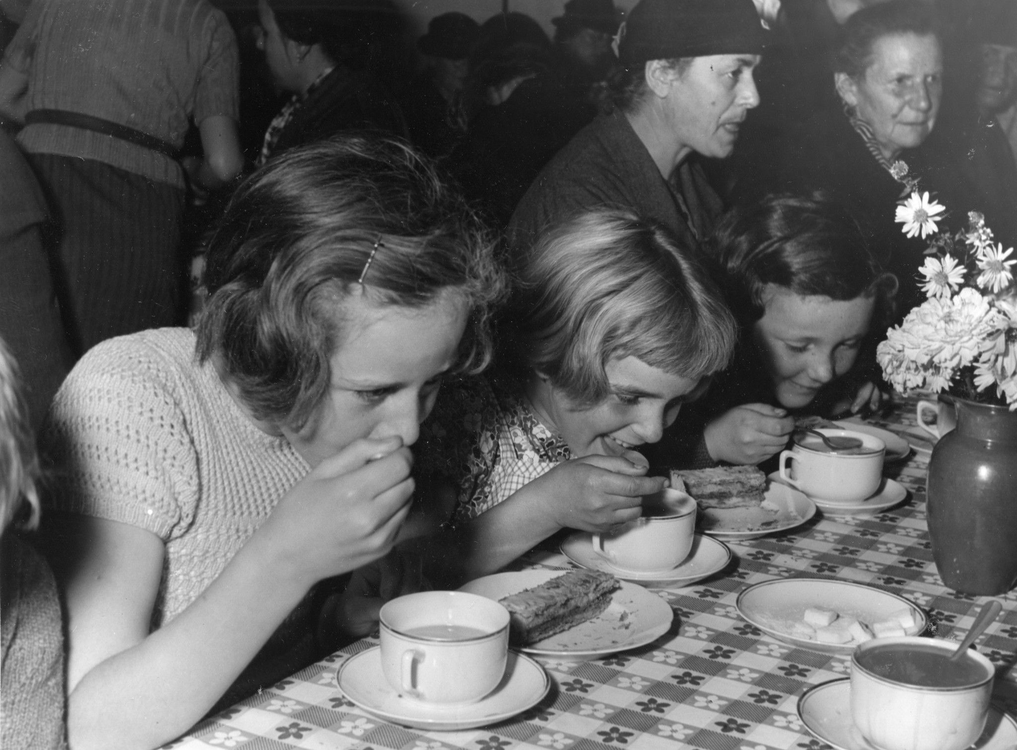 Betriebsbesichtigung des Lebensmittelvereins Zürich: Verköstigung von Kindern