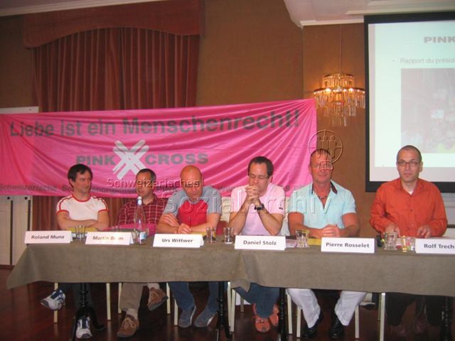 Generalversammlung des Pink Cross (22.04.2006, Yverdon-les-Bains) – Vorstandsmitglieder v.l.n.r.: Roland Munz, Martin Bräm, Urs Wittwer, Daniel Stolz, Pierre Rosselet, Rolf Trechsel, Transparent: "Liebe ist ein Menschenrecht! – Pink Cross"