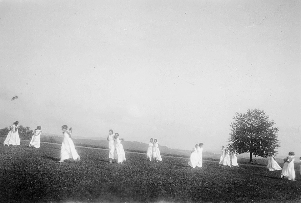 Herbstreffen am Greifensee: In weiss angekleideten Mädchen tanzen auf der Wiese (1931)