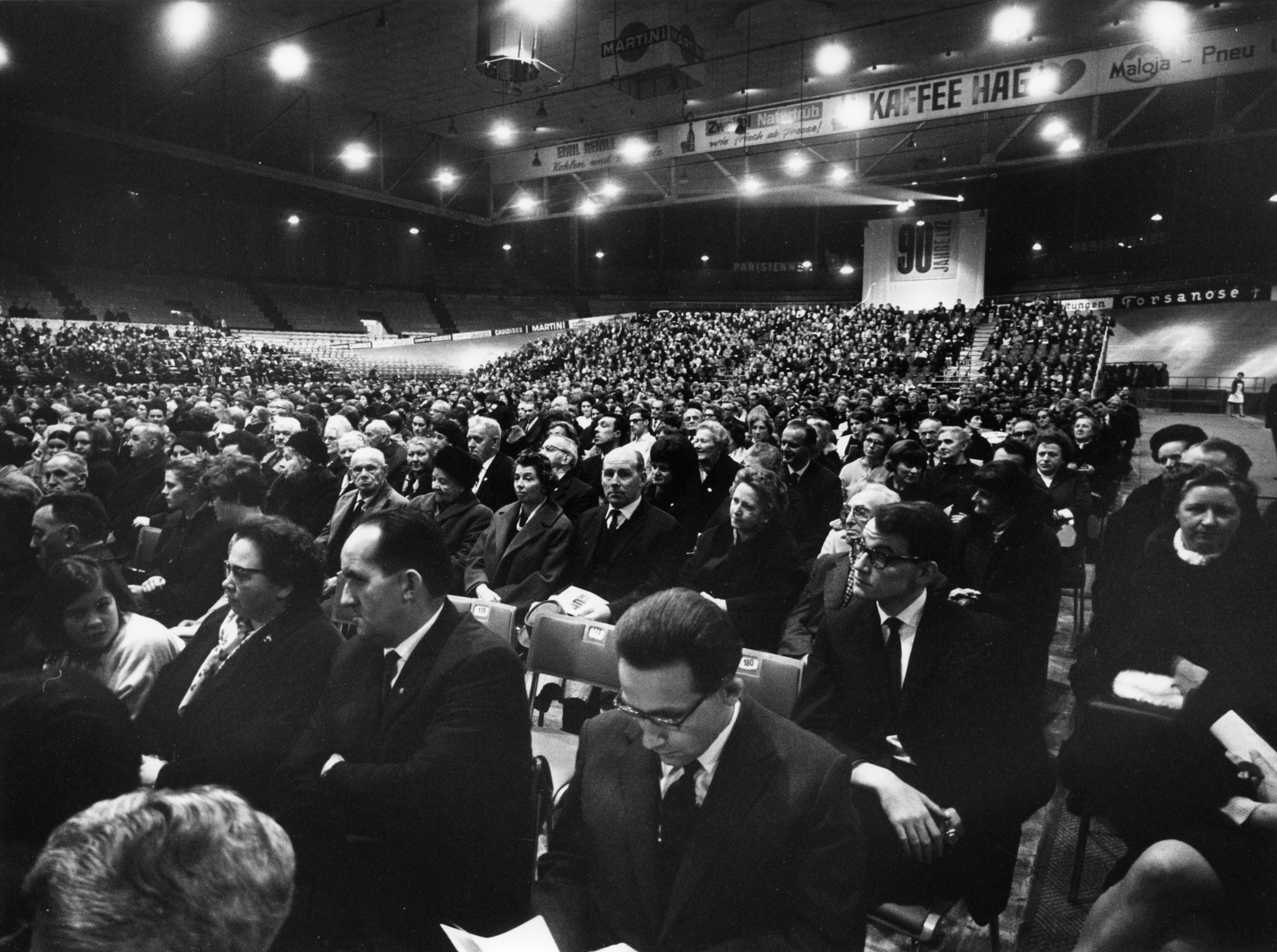 Jubiläum 90 Jahre Lebensmittelverein Zürich 1968: Besucher auf Sitzreihen im Hallenstadion Zürich