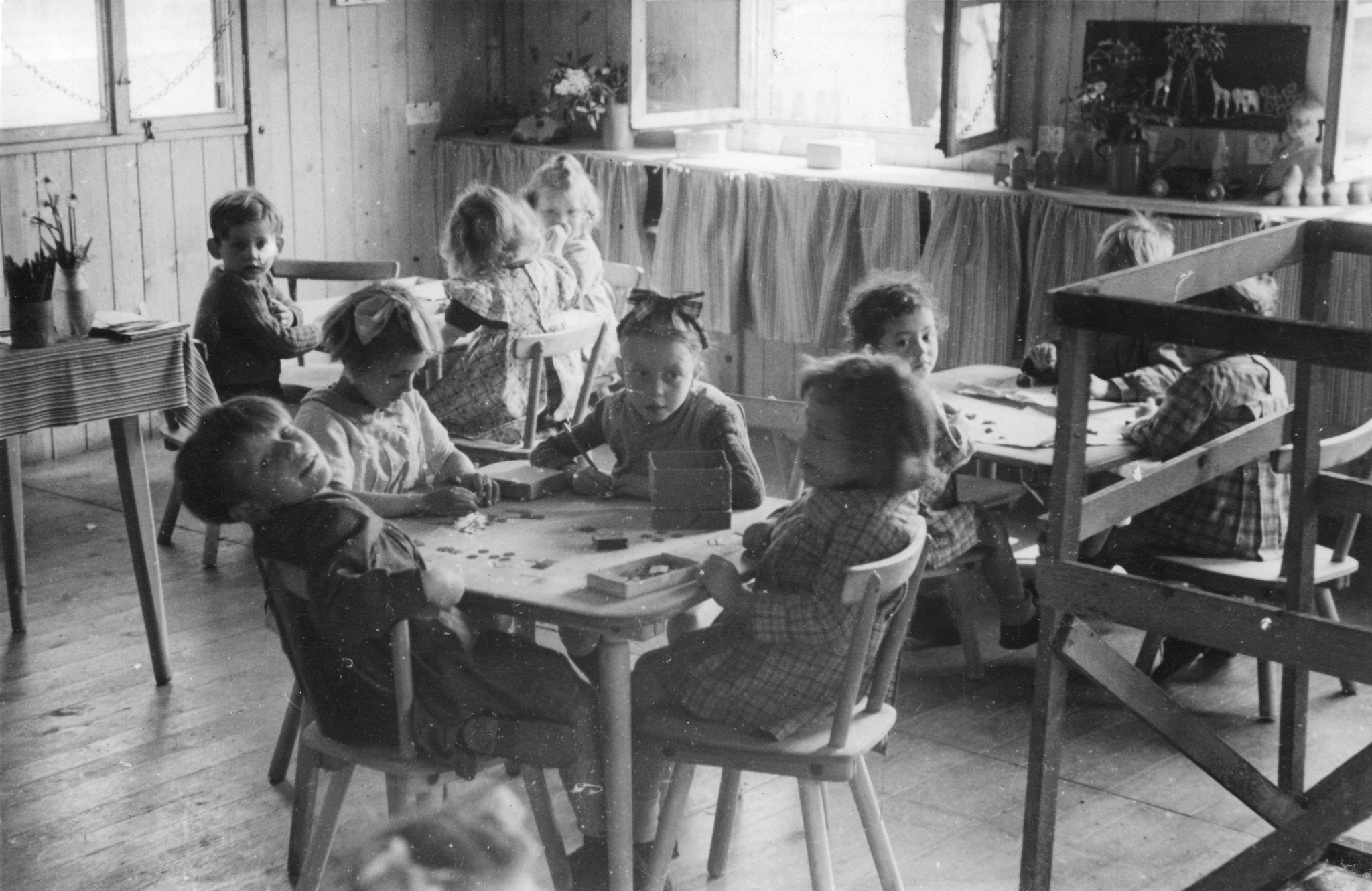 "Fives [Stadtviertel von Lille, Nord-Pas-de-Calais] Mai 1947 Ecole maternelle", Kinder im SAH-Sozialzentrum